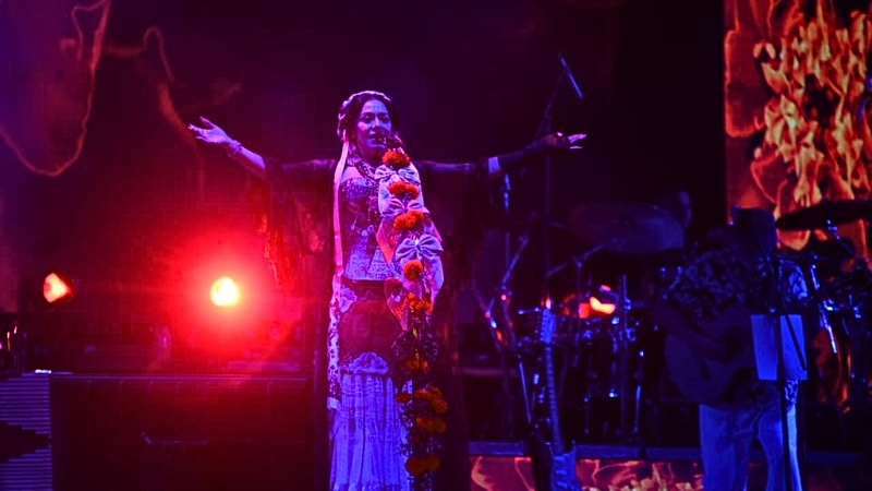 La presentación de Lila Downs en la Plaza Emiliano Zapata emocionó al público con un mensaje de orgullo, identidad y fuerza cultural mexicana.