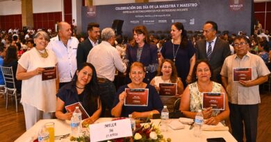 Gobernadora Margarita González Saravia encabeza entrega de reconocimientos por antigüedad docente en el marco del Día de la Maestra y el Maestro.