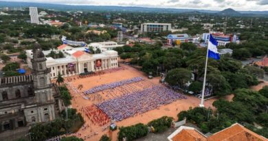 Cientos de estudiantes nicaragüenses desfilaron en la Plaza de la Revolución con bandas rítmicas y muestras culturales durante la conmemoración patriótica del 15 de septiembre.