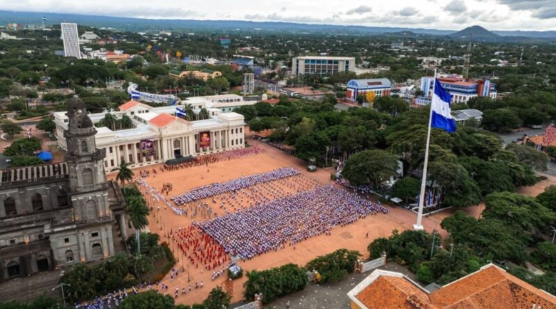 Cientos de estudiantes nicaragüenses desfilaron en la Plaza de la Revolución con bandas rítmicas y muestras culturales durante la conmemoración patriótica del 15 de septiembre.